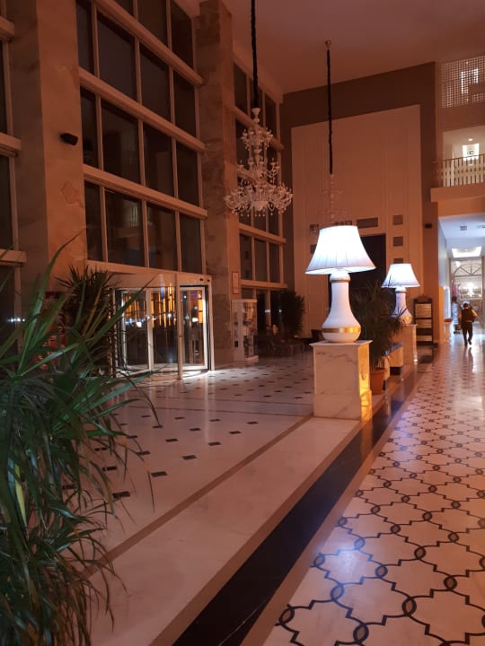 Lobby Well Palace Side