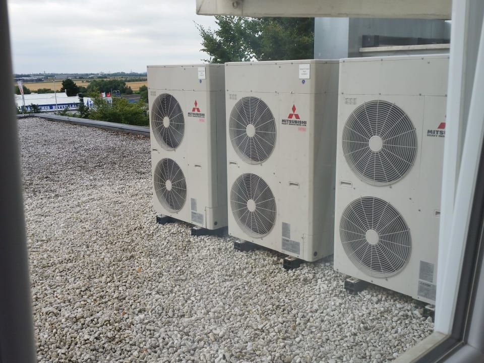 Laute Klimageräte vor dem Zimmer Courtyard by Marriott Wiesbaden-Nordenstadt