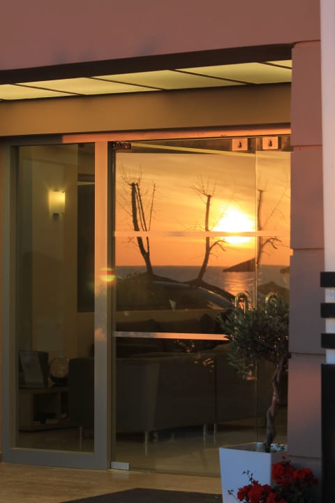 Hoteleingang am Morgen Hotel Corissia Princess