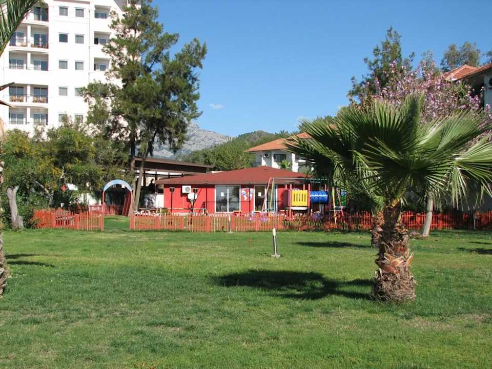 Garten mit Kinderanimation Kilikya Resort Camyuva