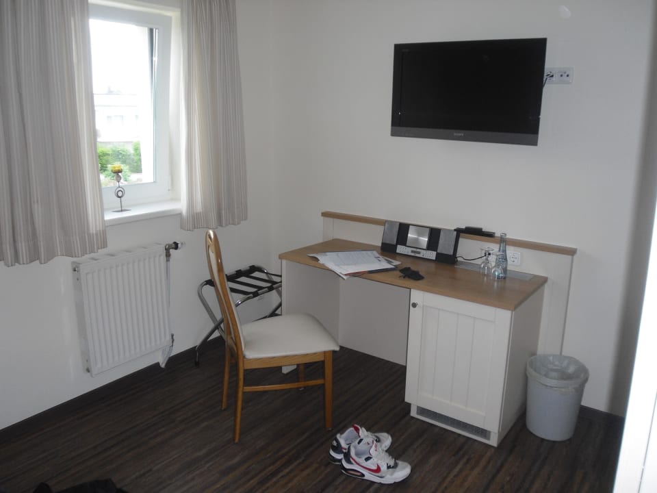 Schreibtisch im Doppelzimmer Pension Walmeer