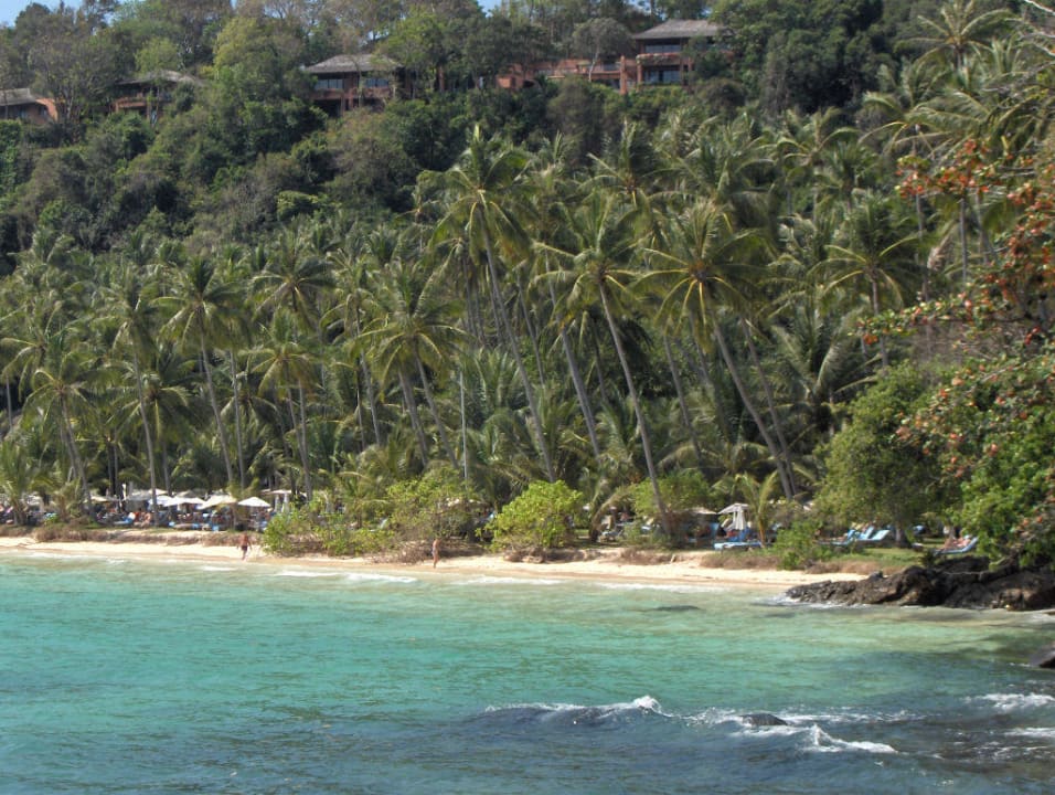 Hotel Strand mit Palmengarten im Hintergrund Cape Panwa Hotel