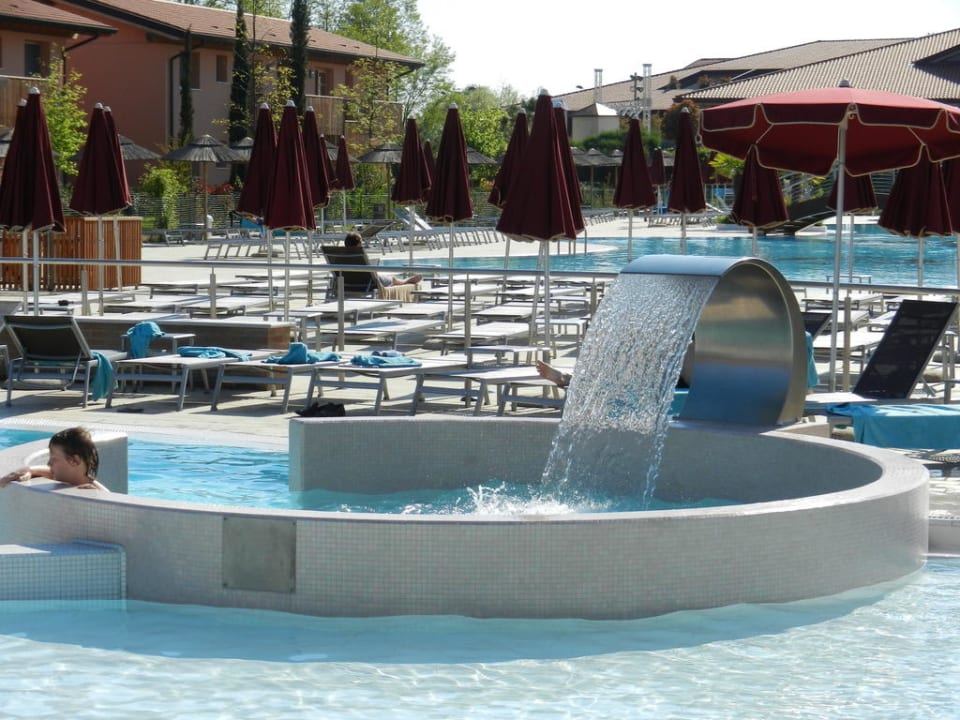 Wasserfalldusche im Wellness-Bereich Green Village Resort - Hotel & Aparthotel