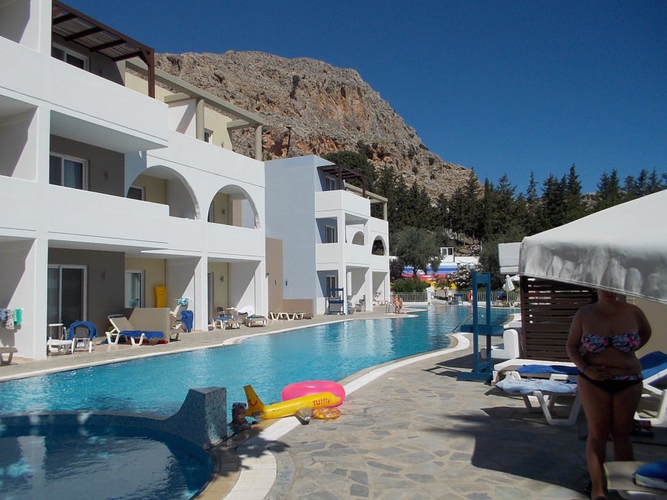 Pool vorm dem Appartment alltoura Club Hotel Porto Angeli Beach Resort