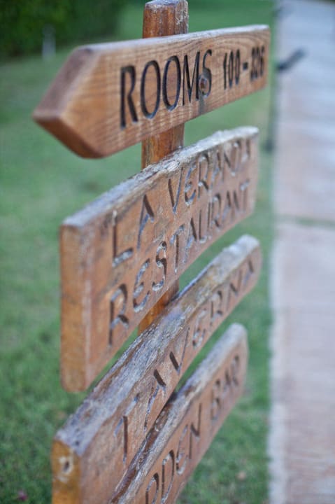 Wegweiser Anissa Beach & Village