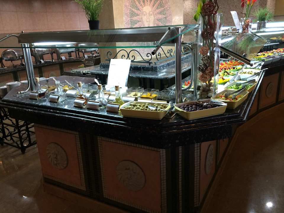 Abendessen im Restaurant SUNRISE Holidays Resort (Adults Only)