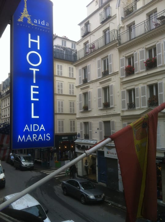 Blick aus dem Hotelzimmer auf die Straße Hotel Aida Marais