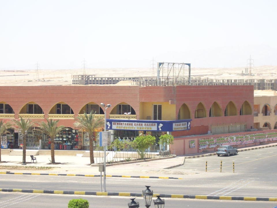 Shoppingmall auf der anderen Strassenseite Pickalbatros Dana Beach Resort - Hurghada