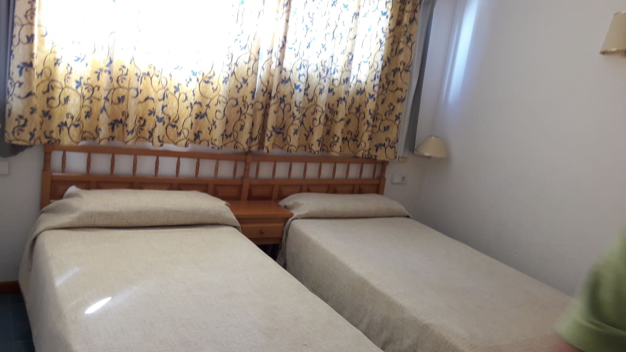 Eines der beiden Schlafzimmer Aparthotel Costa Mar