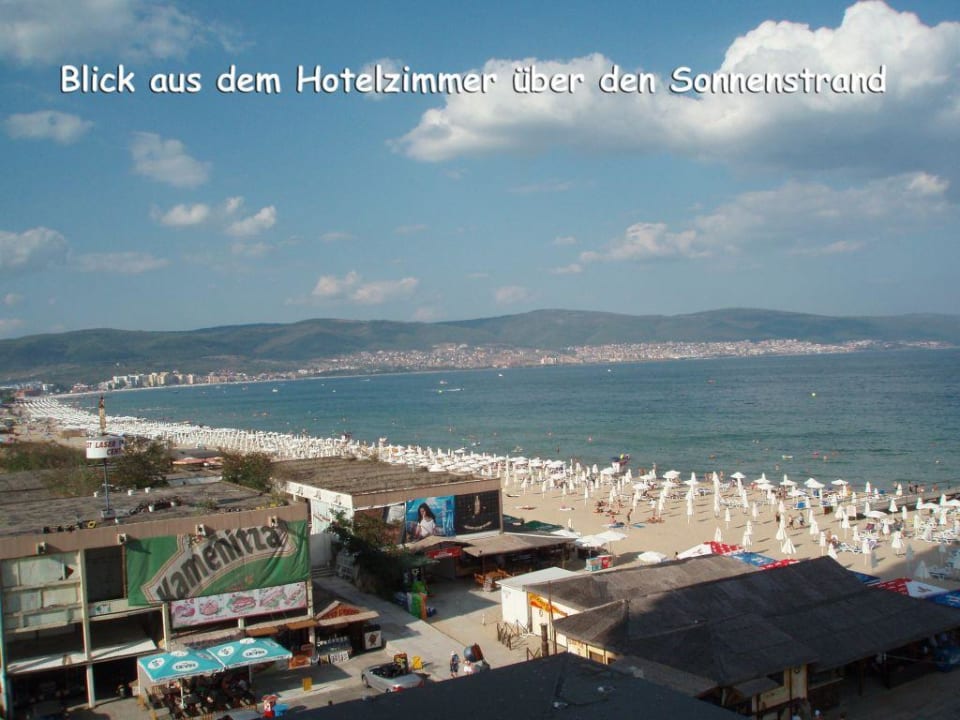 Blick vom Balkon über den ganzen Sonnenstrand Burgas Beach Hotel