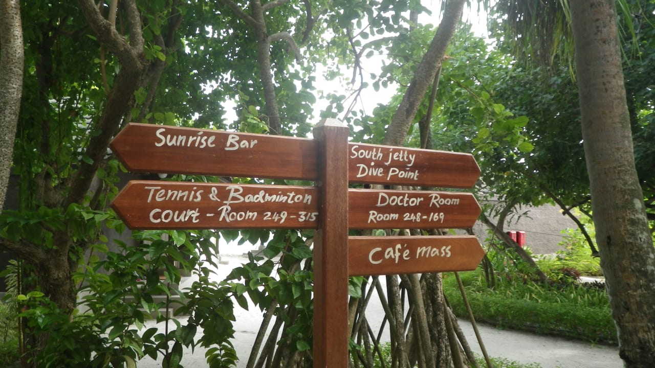 Hinweisschilder im Garten Adaaran Select Meedhupparu Island Resort - Premium All Inclusive