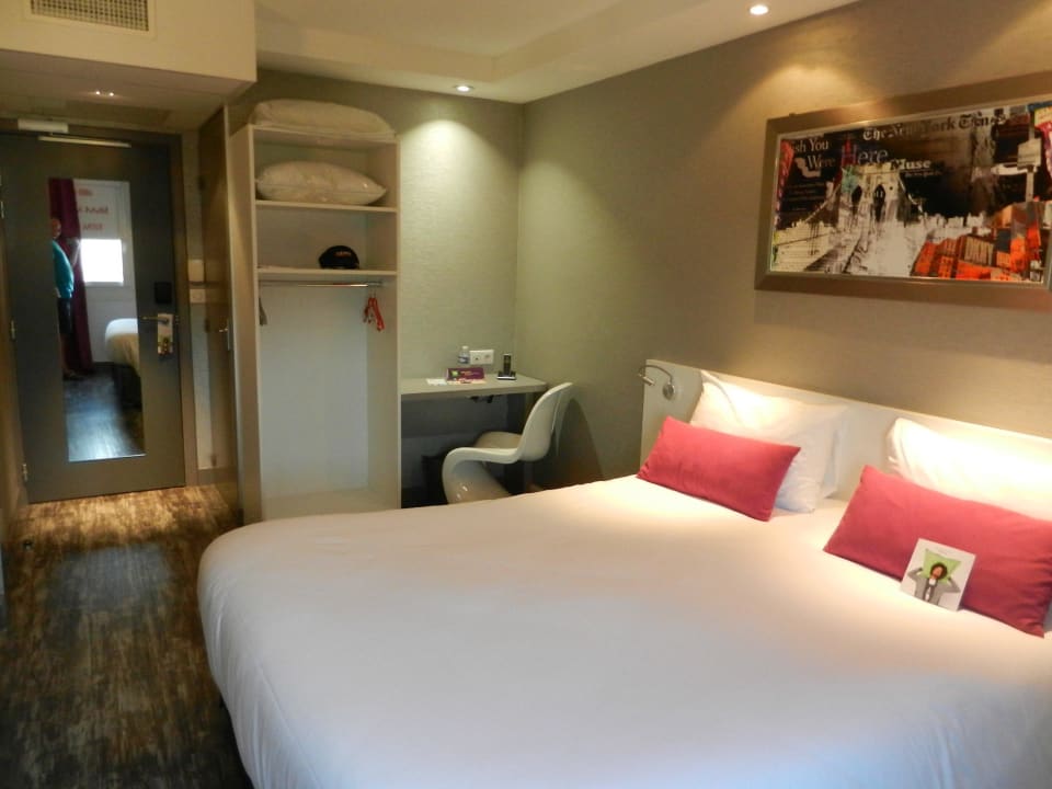 Bett und Schreibtisch Hotel ibis Styles Blois Centre Gare
