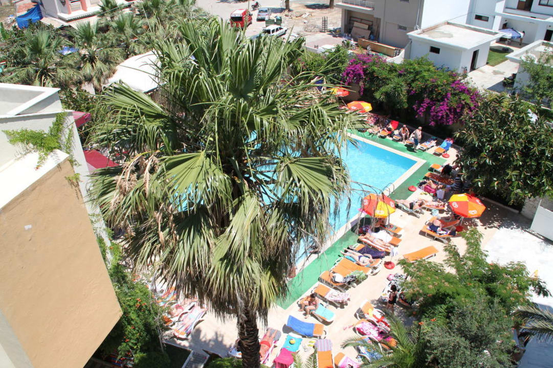 Pool aus den Flurfenster Sonnen Hotel