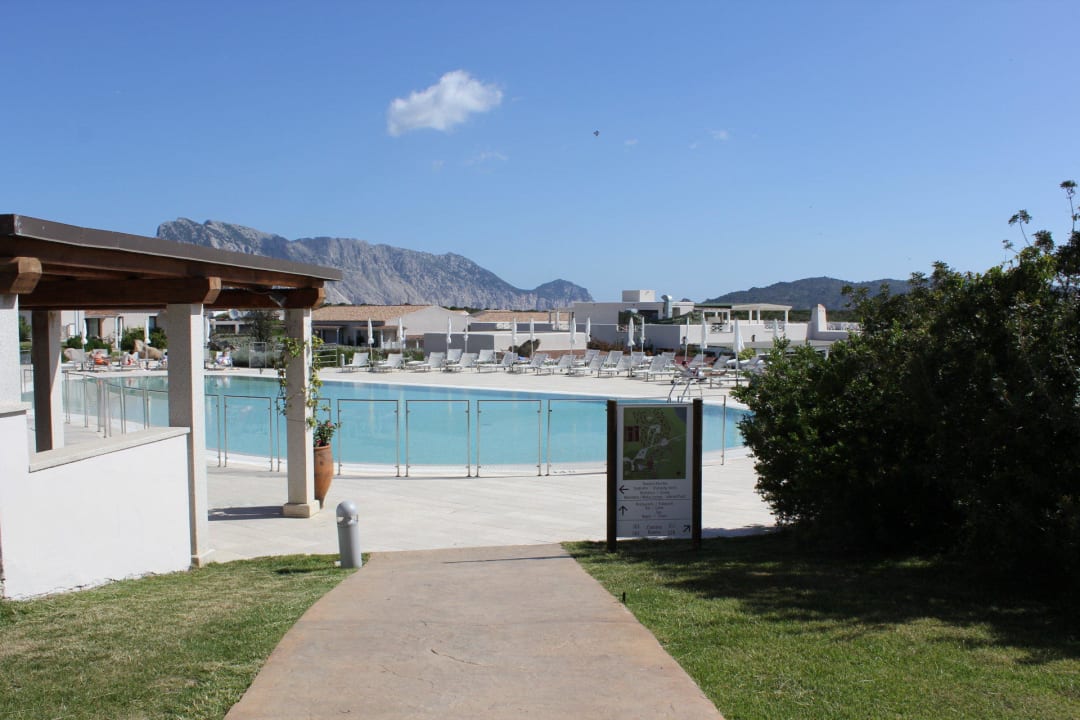 Pool aus dem Blickwinel von der Rezeption kommend Grande Baia Resort & Spa