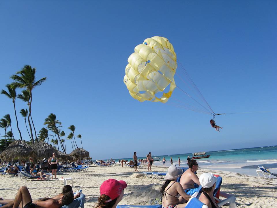 Parasailing am Strand Vik Hotel Arena Blanca & Cayena Beach