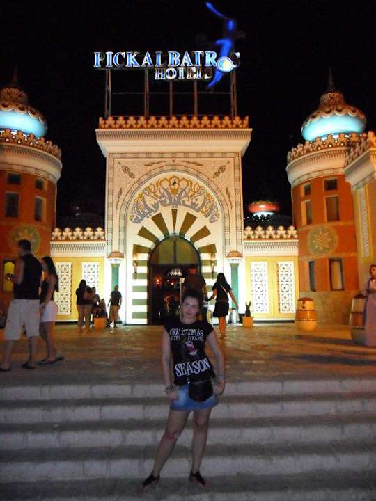 На фоне отеля Pickalbatros Alf Leila Wa Leila Resort - Neverland Hurghada