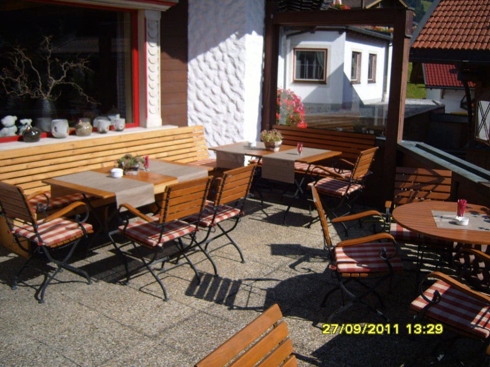 Terrasse vor Restaurant/Bar Hotel Alpin Spa Tuxerhof