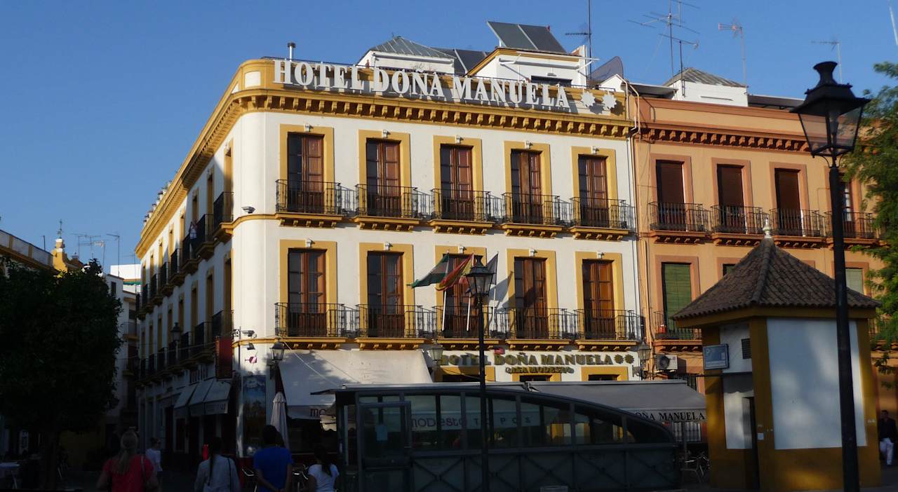 Hotel, im Vordergrund rechts Zugang Tiefgarage Hotel Dona Manuela