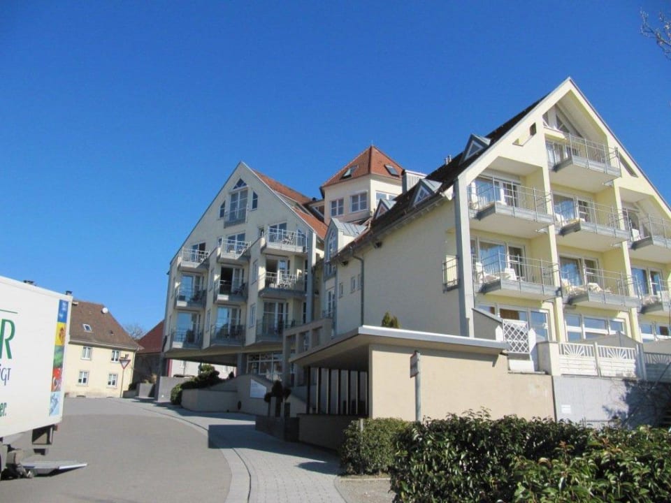 Blick von unten auf das Haupthaus Hotel Traube am See