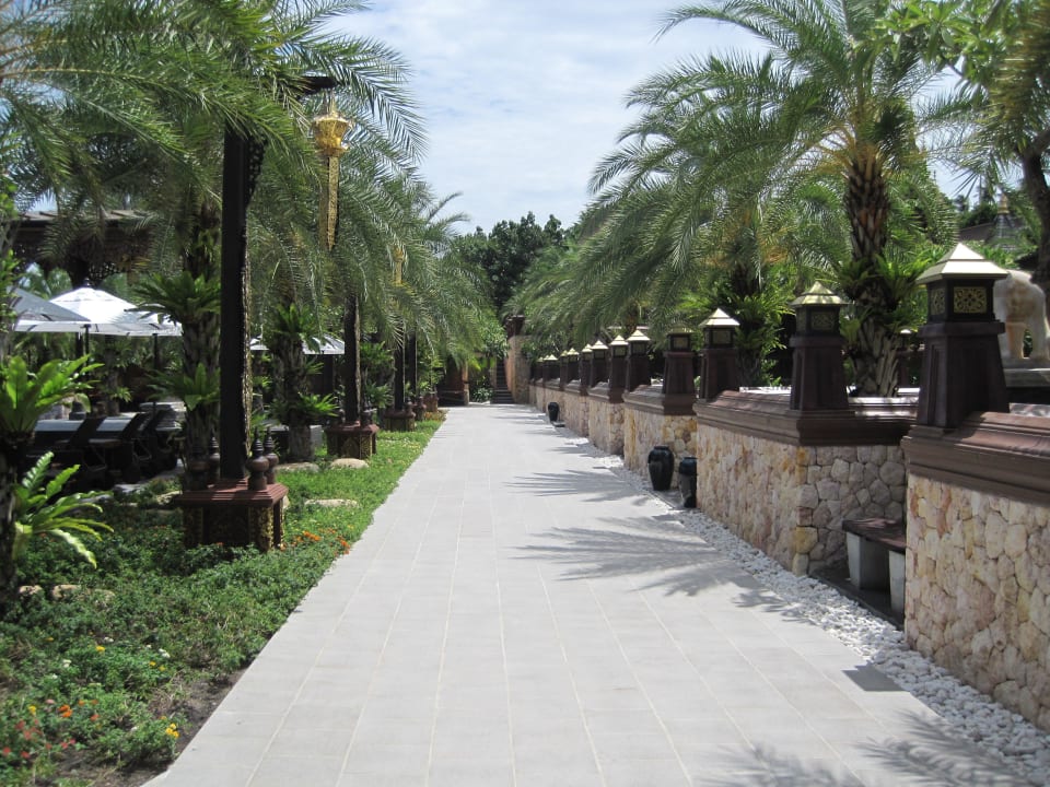 Weg zum Pool Ammatara Pura Beach Resort