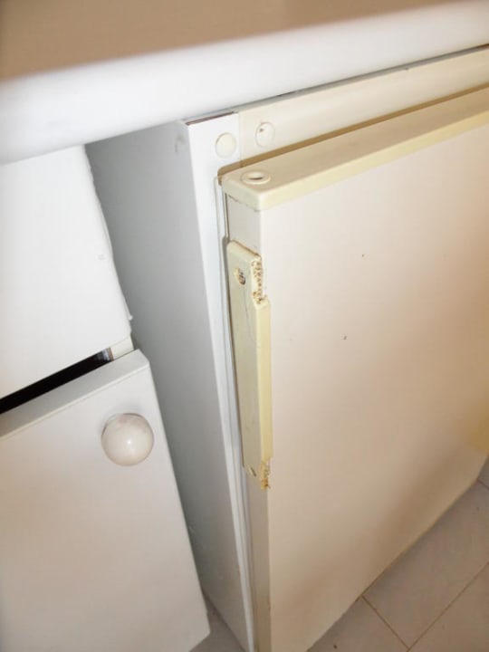 Fehlender Griff am Kühschrank Apartments La Piramide