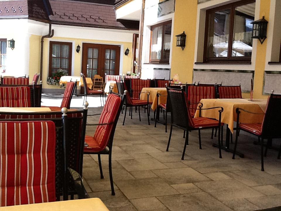 Die Hotel-Terrasse mit Markise beschattet Die Seitenalm