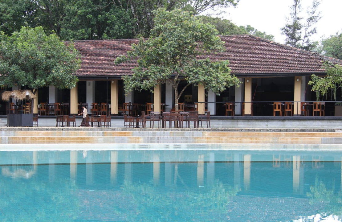Blick zum Hotelrestaurant über den Pool hinweg Habarana Village by Cinnamon