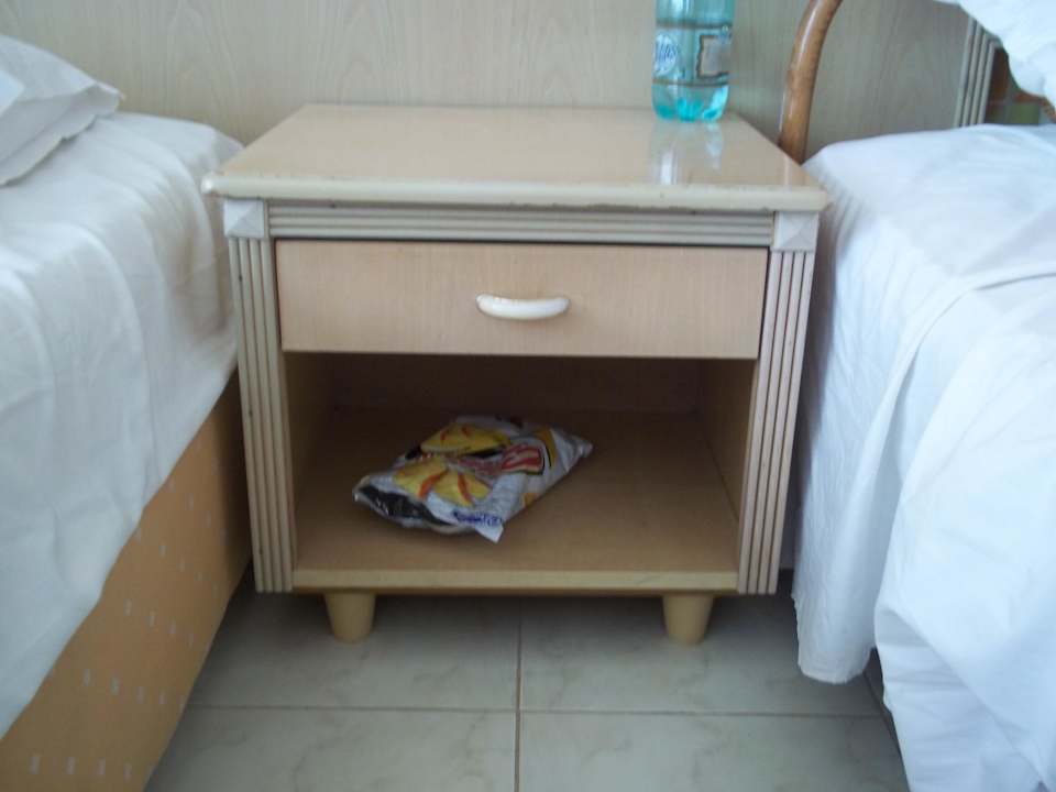 Ein mal ganzes Möbel aber  mit Brandflecken Hotel El Mouradi Djerba Menzel