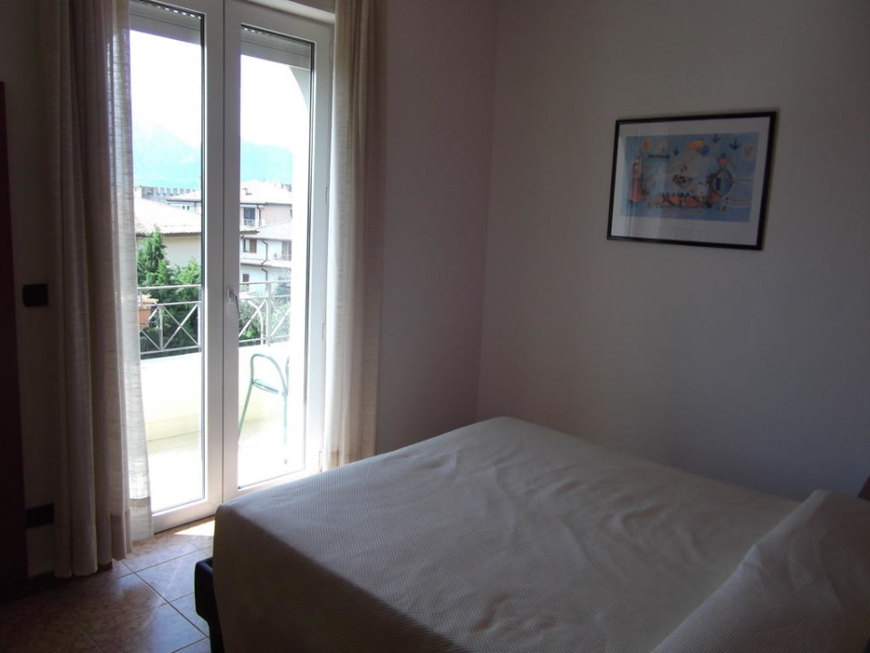 Das Bett mit sehr guter Matratze Hotel Pace