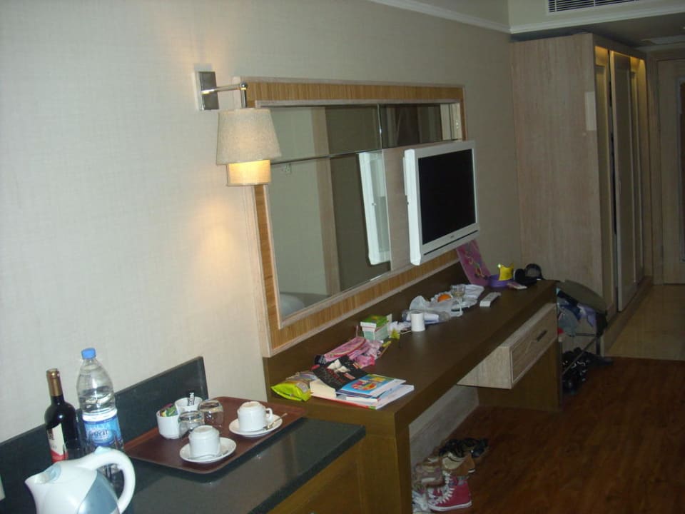 Flat-TV und Ablage Club Grand Side