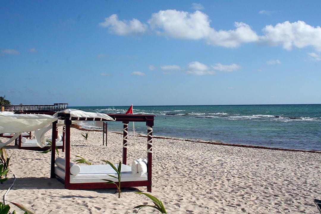 Strand vor der Hotelanlage mit den Wellenbrechern  El Dorado Royale
