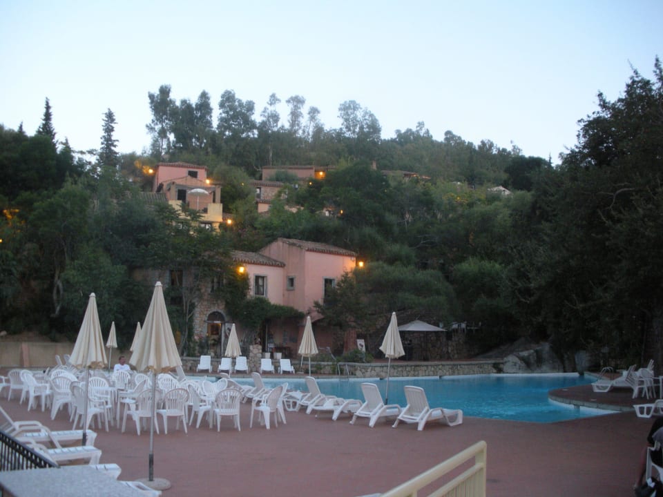 Hauptpool am Abend Arbatax Park Resort - Borgo Cala Moresca