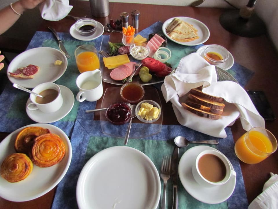 Frühstück wie zuhause - nein besser! Hotel Karibuni Rafiki Beach Resort