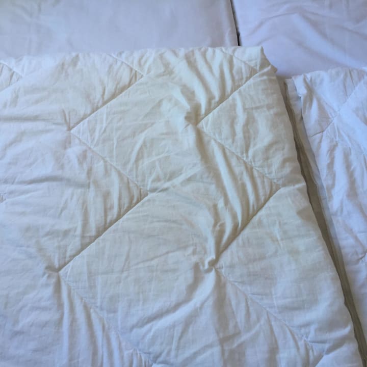 Bettdecke total voll mit gelben Flecken Globales Bouganvilla