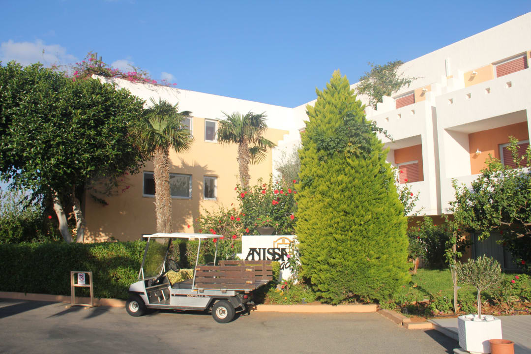 Widko sprzed wejścia do hotelu nr 2 Anissa Beach & Village