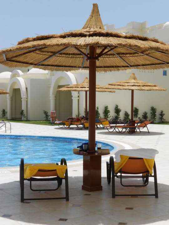 Liegen und Sonnenschirme Coral Sun Beach