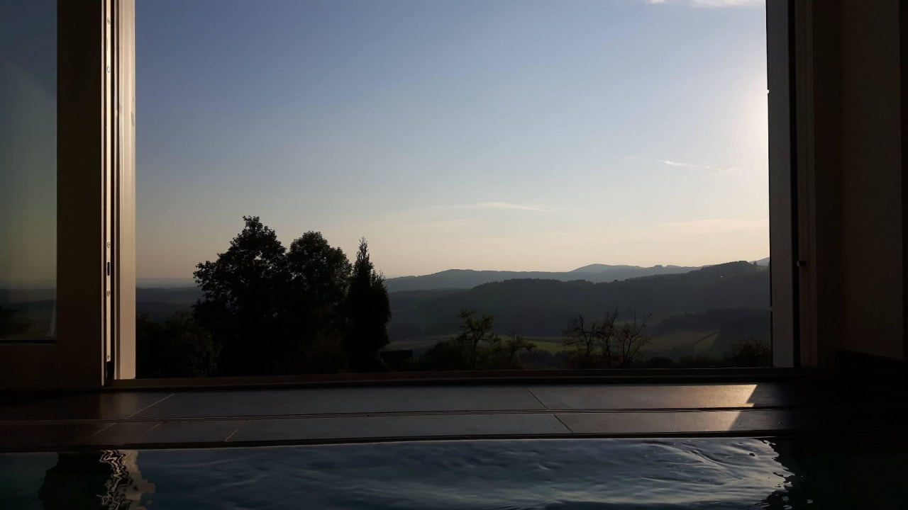 Pool mit Panoramablick Thula Wellnesshotel Bayerischer Wald