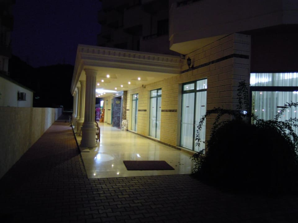 Wejście do hotelu Club Hotel Mirabell