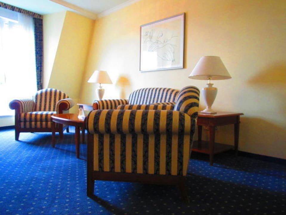 Blick ins Wohnzimmer Victor's Residenz Hotel Leipzig