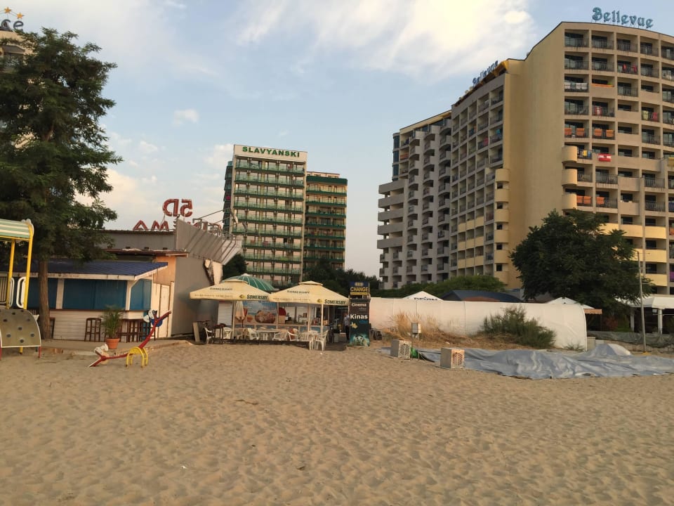 Links die Blaue ist die Strandbar (sehr klein) Sentido Bellevue Beach