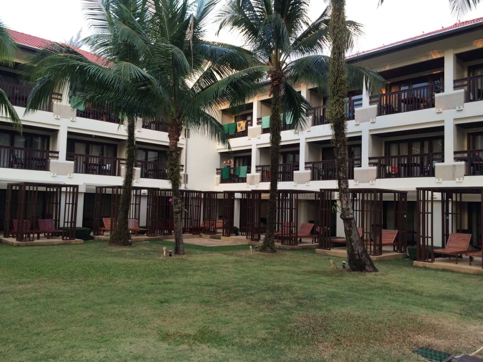 Zimmer im Haupthaus (rechts) The Briza Beach Resort Khaolak