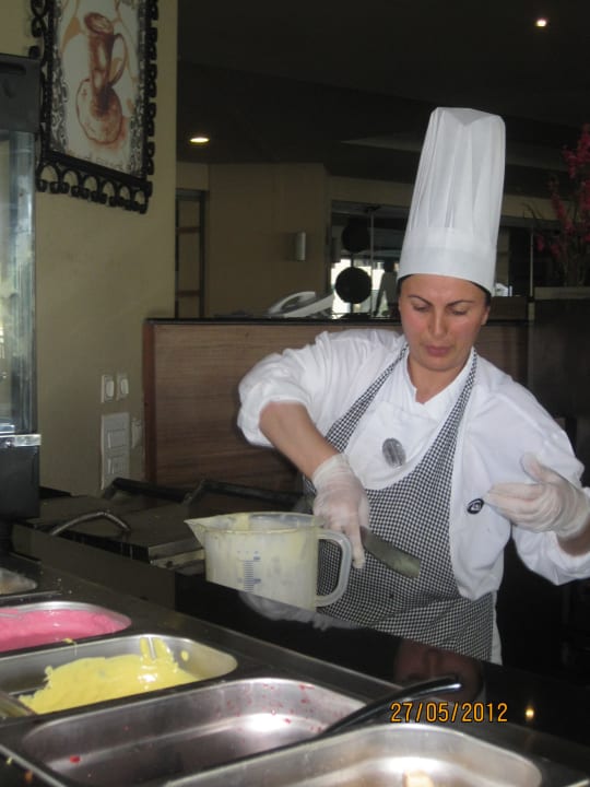 Fatma unsere liebe Waffelbäckerin  Limak Lara Deluxe Hotel & Resort