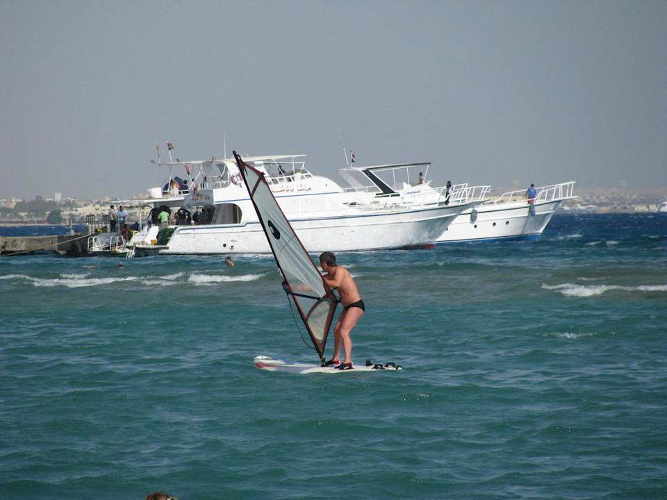 На пляже Pickalbatros Alf Leila Wa Leila Resort - Neverland Hurghada