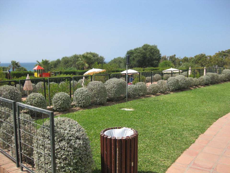 Liegewiese in der Gartenanlage Fuerte Conil-Resort