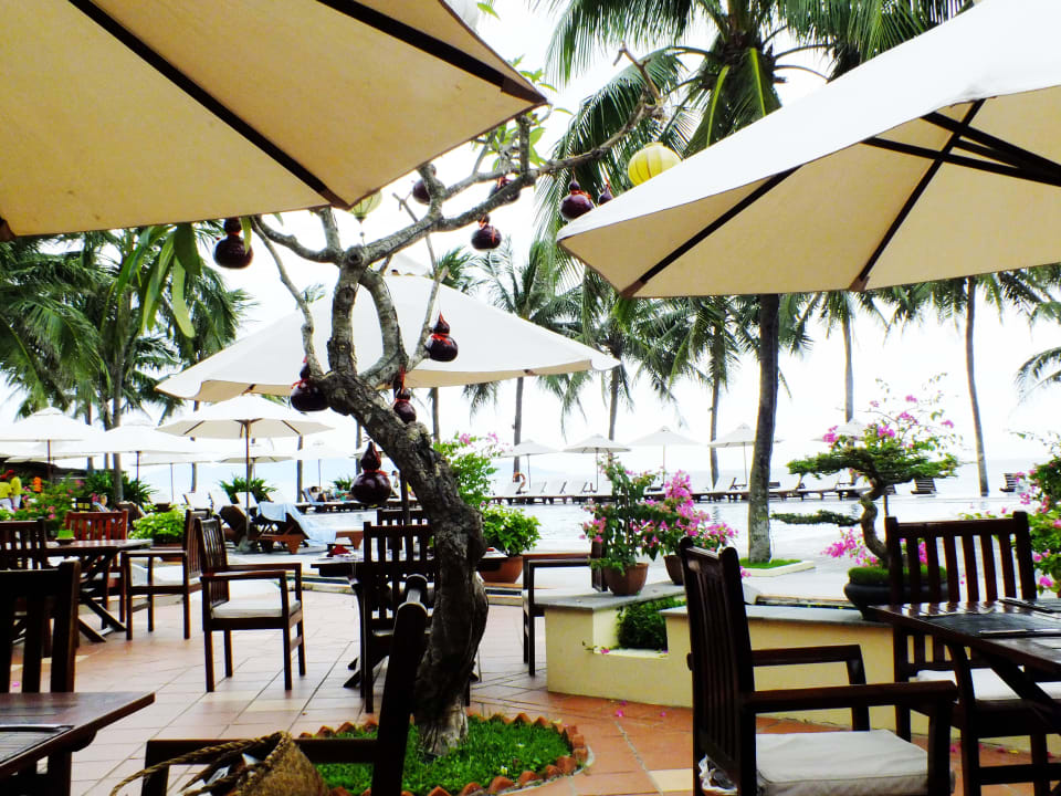 Pool und Restaurantbereich Victoria Hoi An Beach Resort & Spa