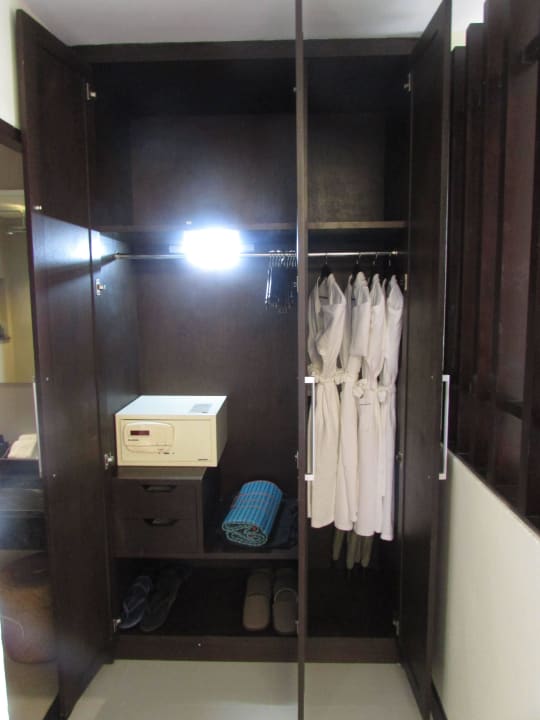 Unsere Familien-Suite (Schrank) Avani Ao Nang Cliff Krabi Resort