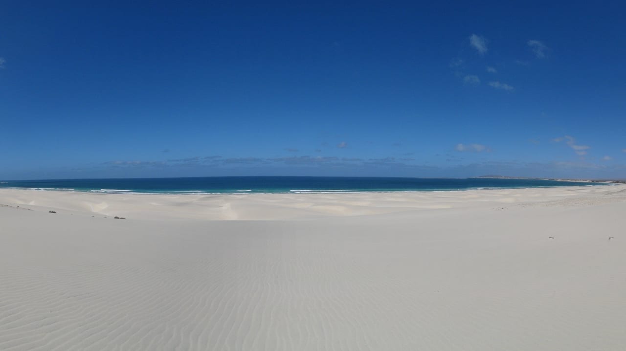 Wüstenlandschaft mit Blick aufs Meer Hotel Riu Touareg
