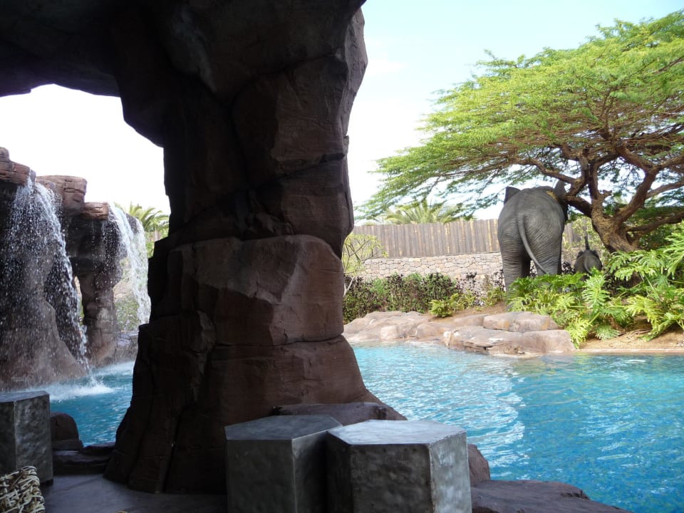An der Poolbar Lopesan Baobab Resort