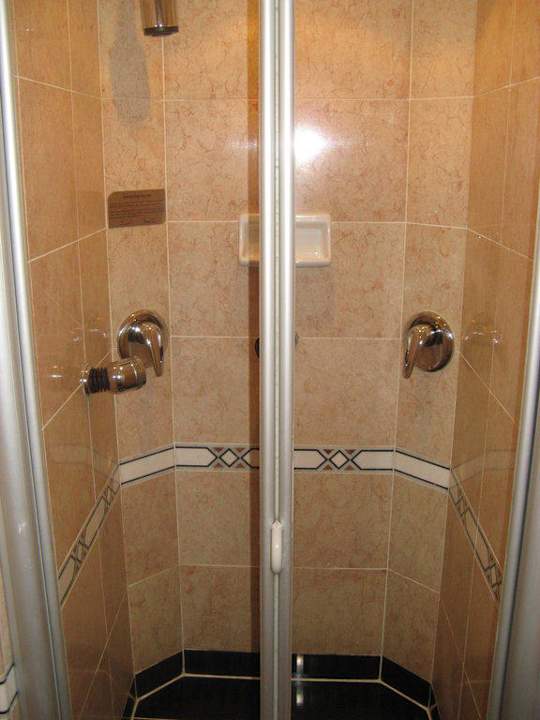 Updradezimmer Dusche mit Spezialdüsen Sheraton Saigon Grand Opera Hotel