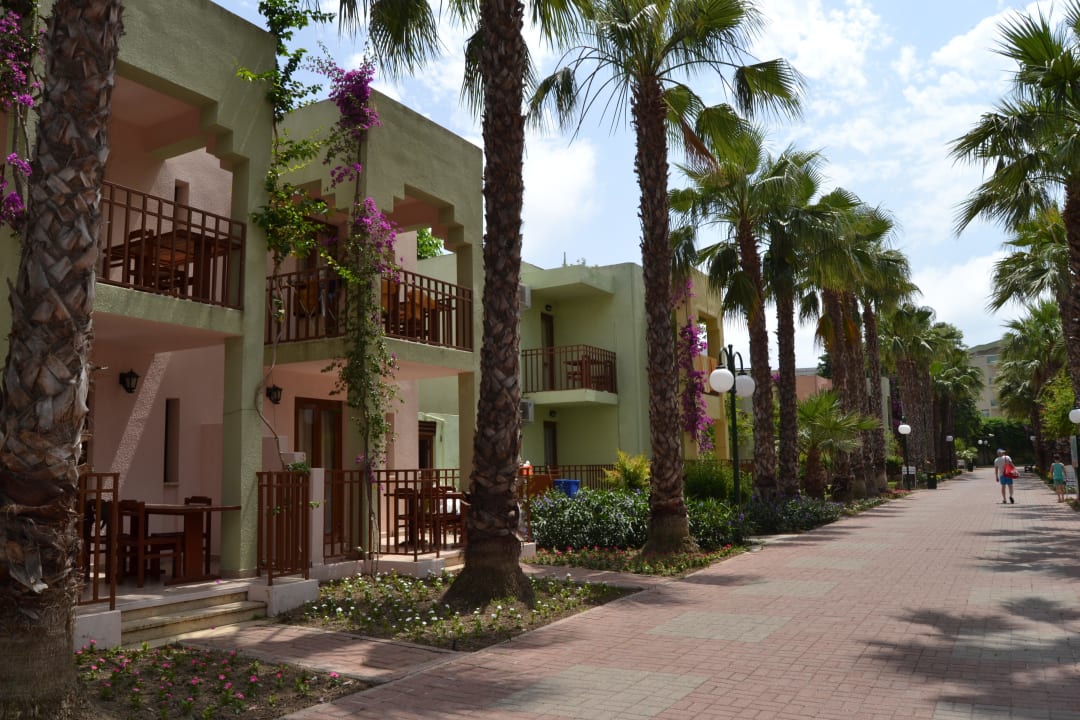 Weg zur Rezeption VONRESORT Golden Beach